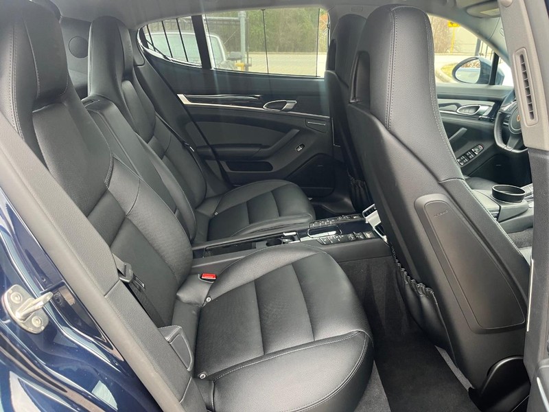 Porsche Panamera Vehicle Full-screen Gallery Image 15