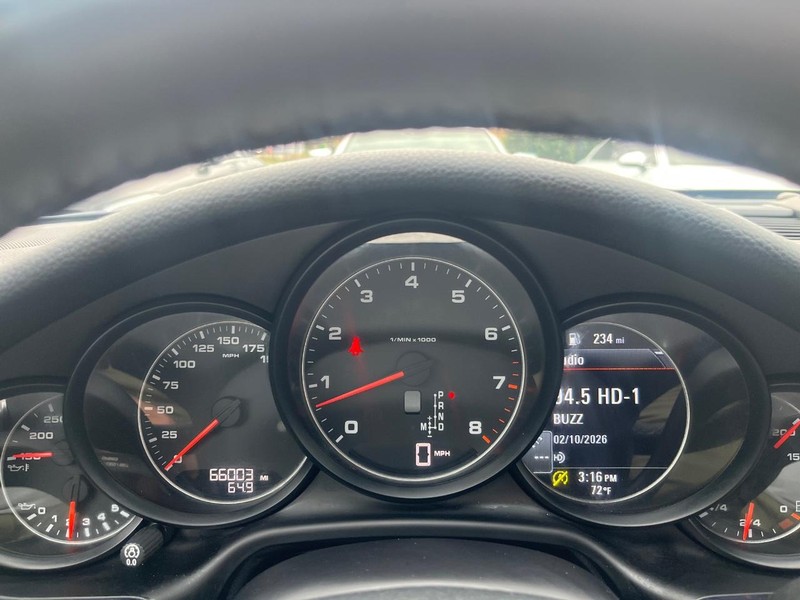 Porsche Panamera Vehicle Full-screen Gallery Image 20