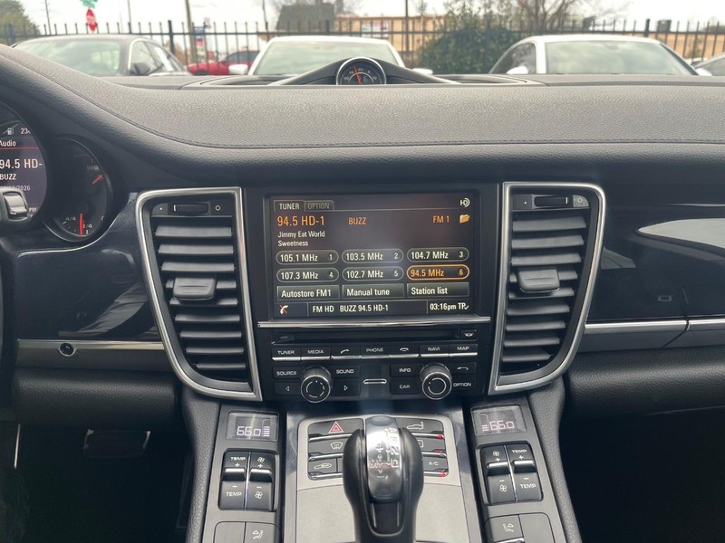 Porsche Panamera Vehicle Full-screen Gallery Image 21