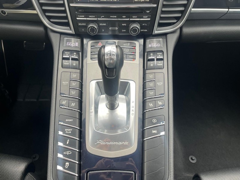 Porsche Panamera Vehicle Full-screen Gallery Image 22