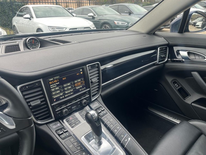 Porsche Panamera Vehicle Full-screen Gallery Image 23