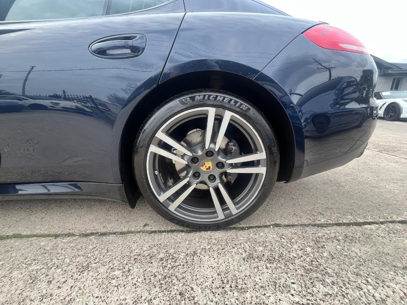 Porsche Panamera Vehicle Full-screen Gallery Image 26