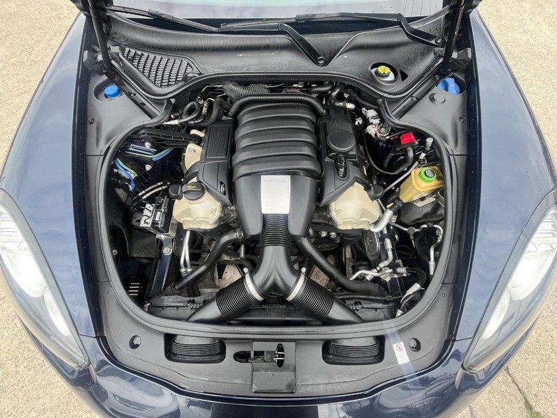 Porsche Panamera Vehicle Full-screen Gallery Image 27