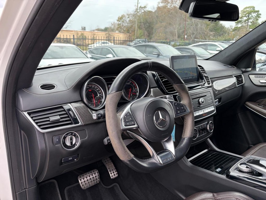 Mercedes-Benz GLS 63 AMG Vehicle Full-screen Gallery Image 10