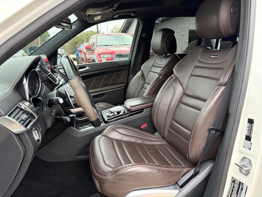 Mercedes-Benz GLS 63 AMG Vehicle Full-screen Gallery Image 11