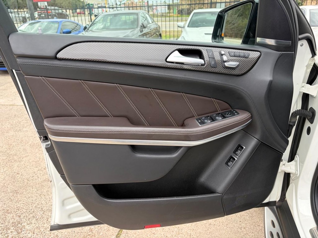 Mercedes-Benz GLS 63 AMG Vehicle Full-screen Gallery Image 12