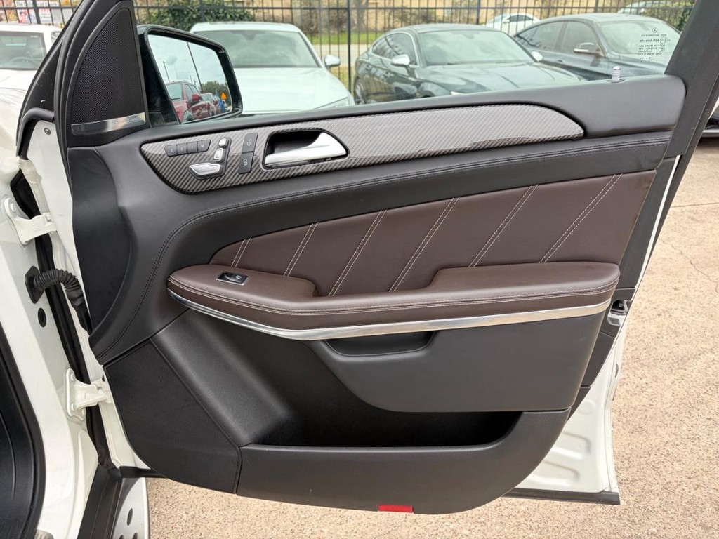 Mercedes-Benz GLS 63 AMG Vehicle Full-screen Gallery Image 15