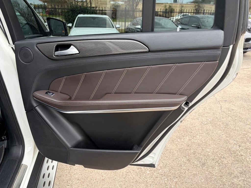 Mercedes-Benz GLS 63 AMG Vehicle Full-screen Gallery Image 17