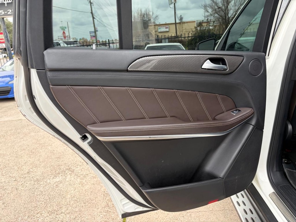 Mercedes-Benz GLS 63 AMG Vehicle Full-screen Gallery Image 19