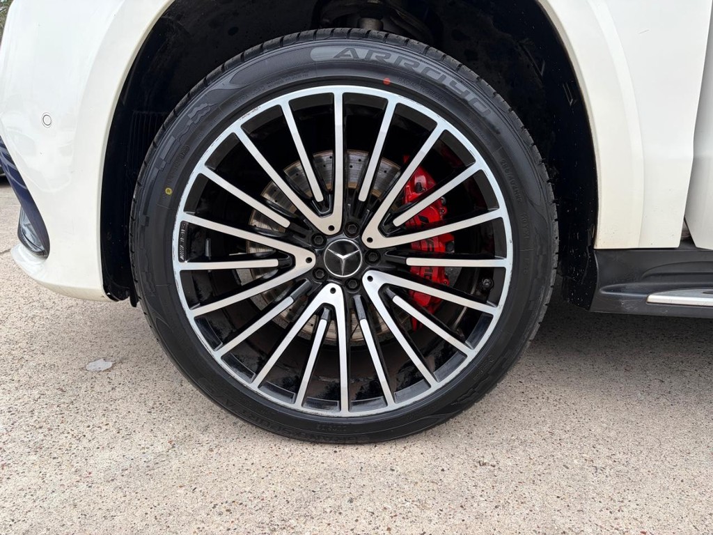 Mercedes-Benz GLS 63 AMG Vehicle Full-screen Gallery Image 30