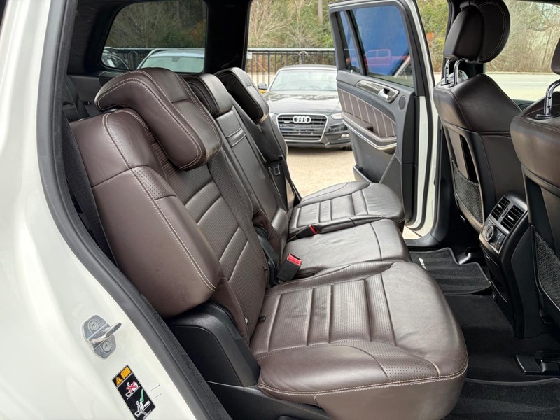 Mercedes-Benz GLS 63 AMG Vehicle Full-screen Gallery Image 16