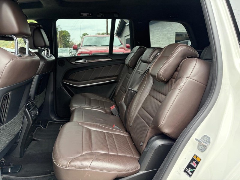 Mercedes-Benz GLS 63 AMG Vehicle Full-screen Gallery Image 18