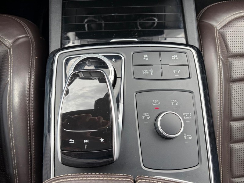 Mercedes-Benz GLS 63 AMG Vehicle Full-screen Gallery Image 26