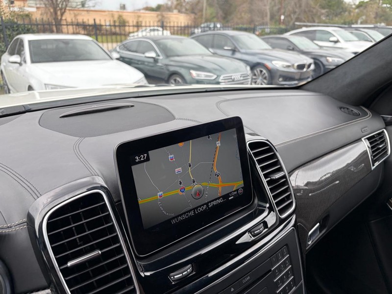 Mercedes-Benz GLS 63 AMG Vehicle Full-screen Gallery Image 27