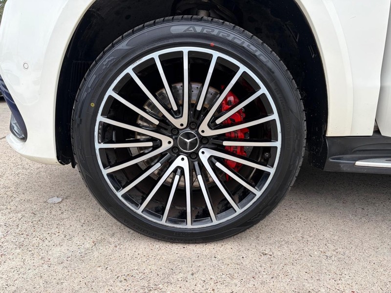 Mercedes-Benz GLS 63 AMG Vehicle Full-screen Gallery Image 30