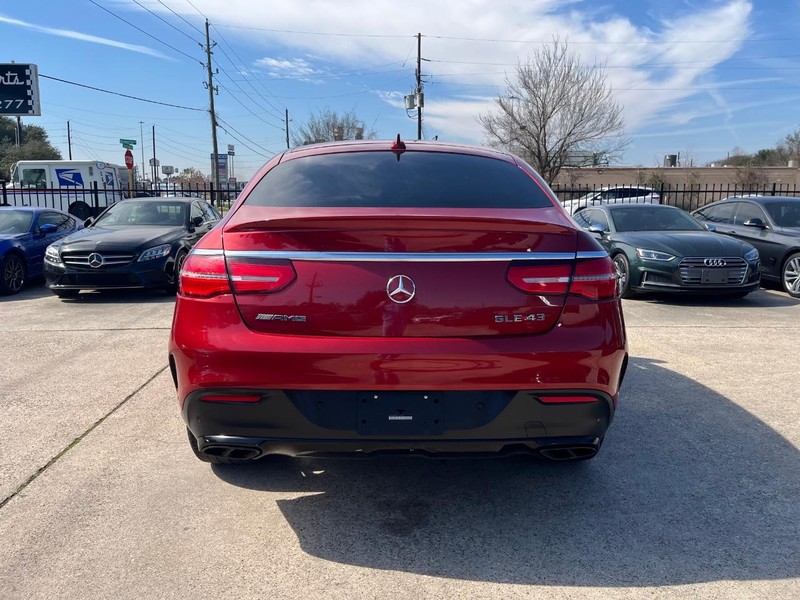 Mercedes-Benz GLE 43 AMG Vehicle Full-screen Gallery Image 07