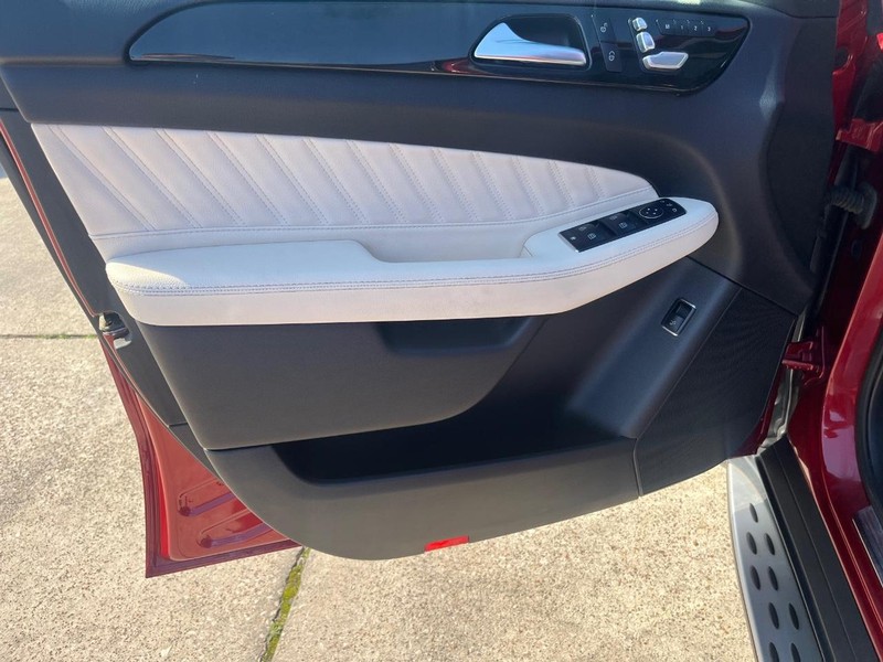 Mercedes-Benz GLE 43 AMG Vehicle Full-screen Gallery Image 12