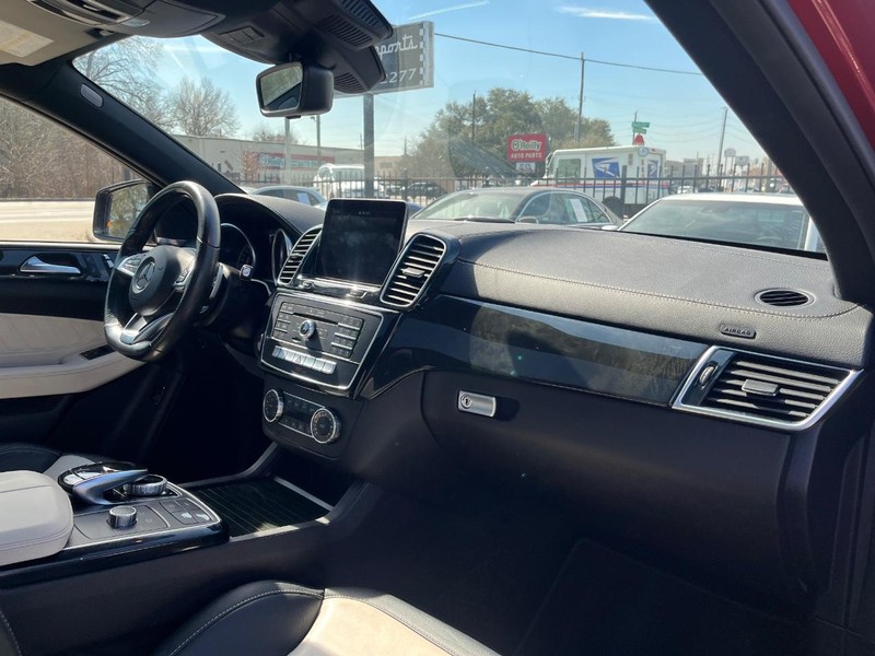 Mercedes-Benz GLE 43 AMG Vehicle Full-screen Gallery Image 13