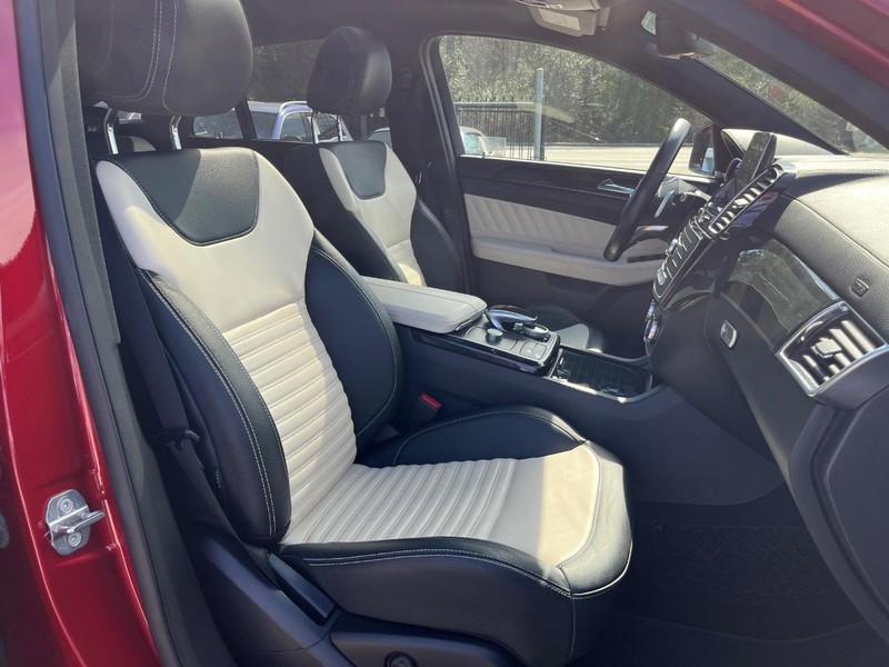 Mercedes-Benz GLE 43 AMG Vehicle Full-screen Gallery Image 14