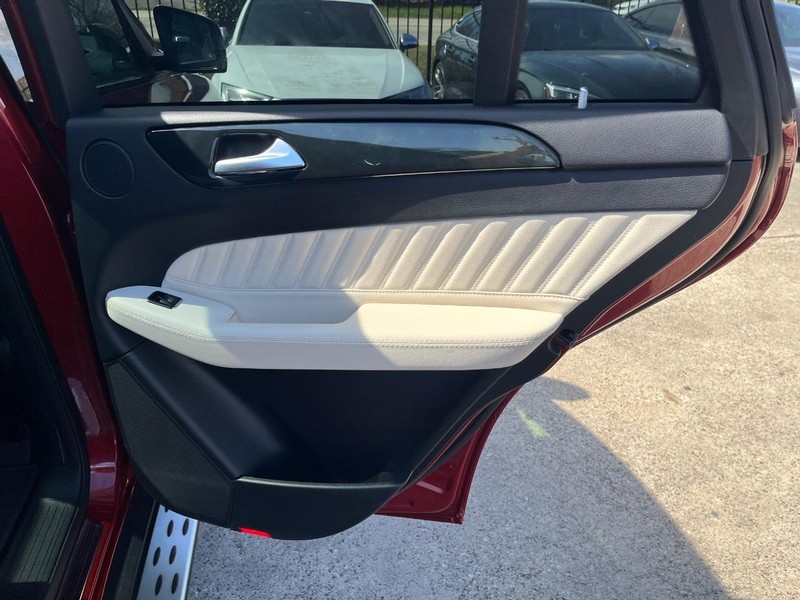 Mercedes-Benz GLE 43 AMG Vehicle Full-screen Gallery Image 17