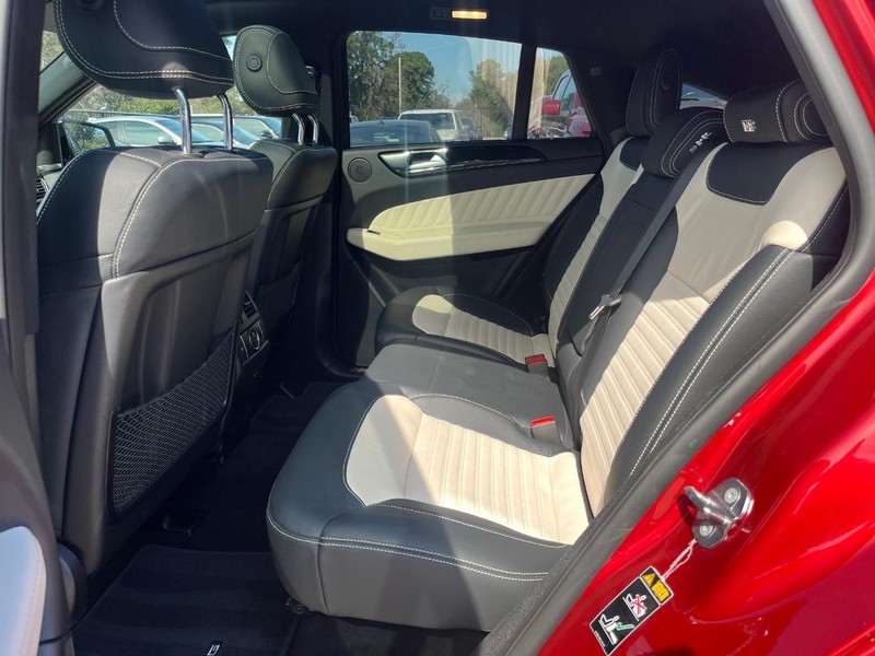 Mercedes-Benz GLE 43 AMG Vehicle Full-screen Gallery Image 18