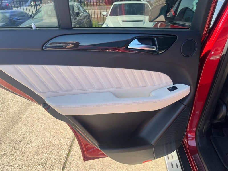 Mercedes-Benz GLE 43 AMG Vehicle Full-screen Gallery Image 19