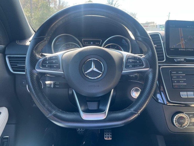 Mercedes-Benz GLE 43 AMG Vehicle Full-screen Gallery Image 20