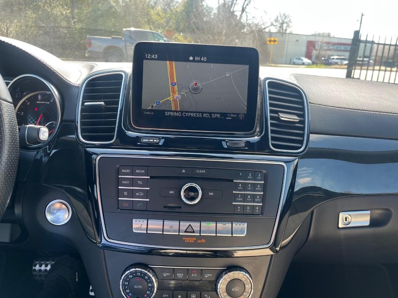 Mercedes-Benz GLE 43 AMG Vehicle Full-screen Gallery Image 22