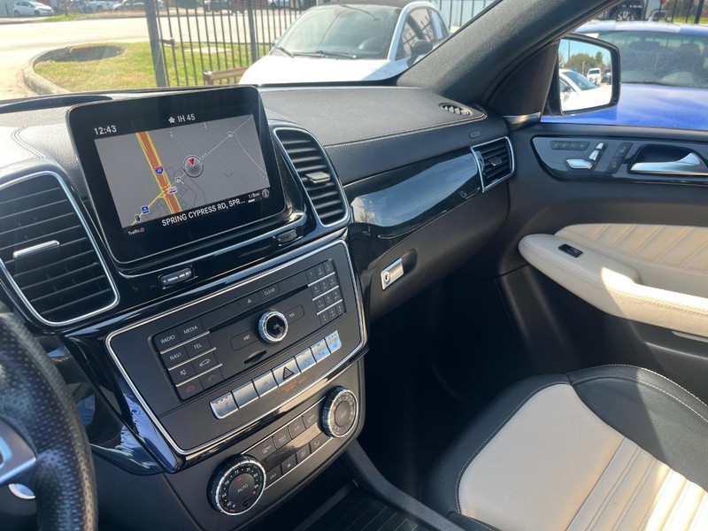 Mercedes-Benz GLE 43 AMG Vehicle Full-screen Gallery Image 24