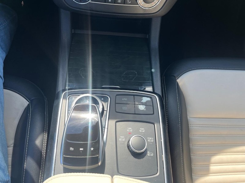 Mercedes-Benz GLE 43 AMG Vehicle Full-screen Gallery Image 25