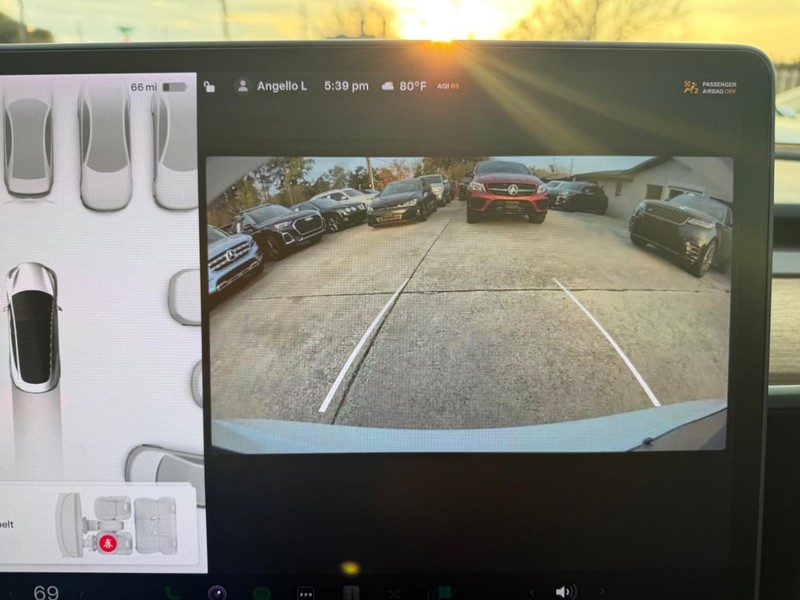 Tesla Model 3 Vehicle Full-screen Gallery Image 25