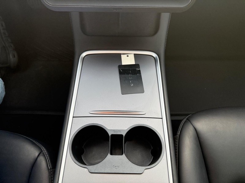 Tesla Model 3 Vehicle Full-screen Gallery Image 26