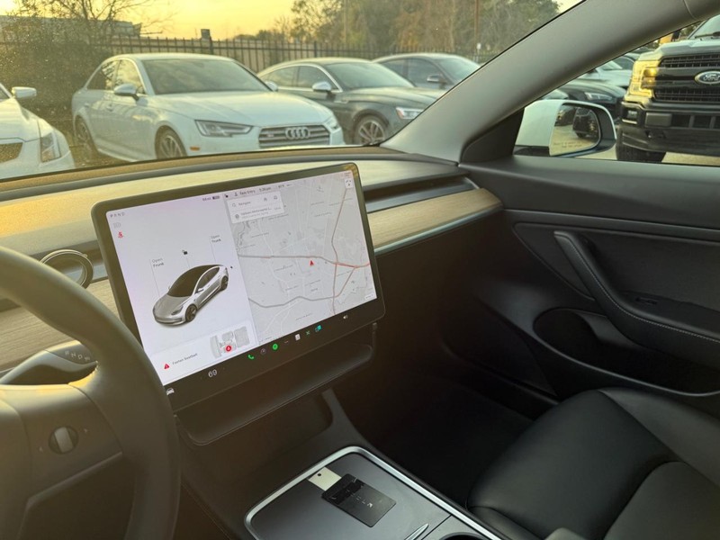 Tesla Model 3 Vehicle Full-screen Gallery Image 27