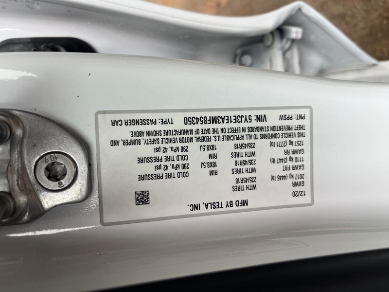 Tesla Model 3 Vehicle Full-screen Gallery Image 28