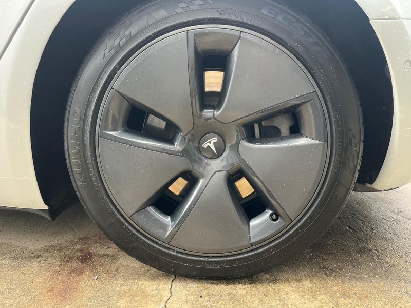 Tesla Model 3 Vehicle Full-screen Gallery Image 29