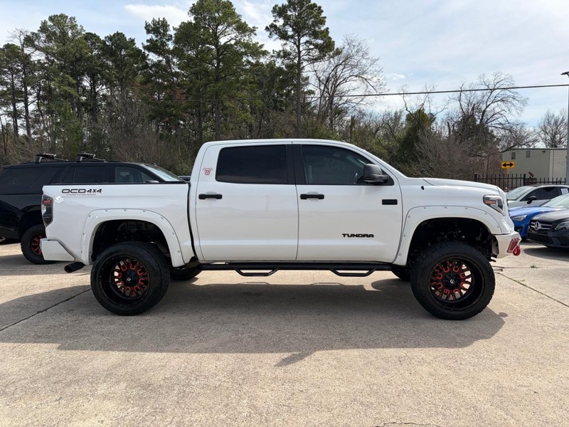 Toyota Tundra 4WD Vehicle Full-screen Gallery Image 05