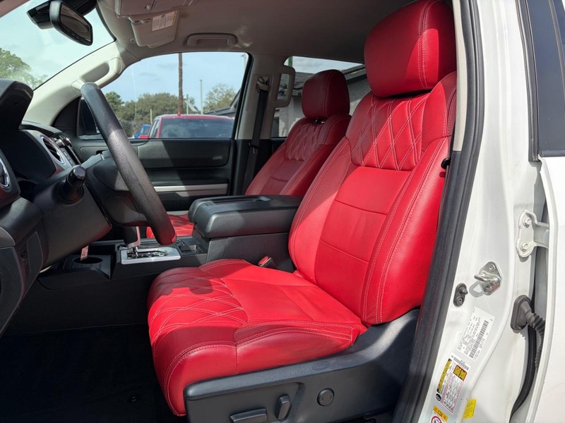 Toyota Tundra 4WD Vehicle Full-screen Gallery Image 12