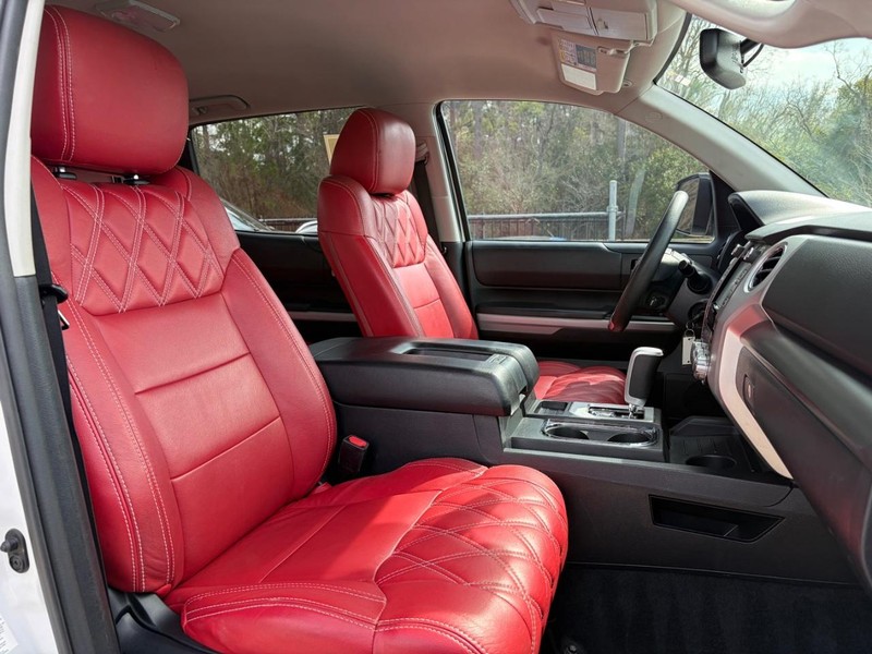 Toyota Tundra 4WD Vehicle Full-screen Gallery Image 15