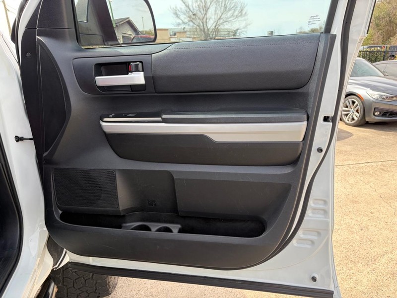 Toyota Tundra 4WD Vehicle Full-screen Gallery Image 16