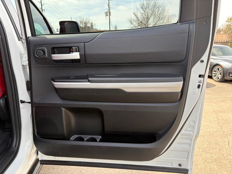 Toyota Tundra 4WD Vehicle Full-screen Gallery Image 18