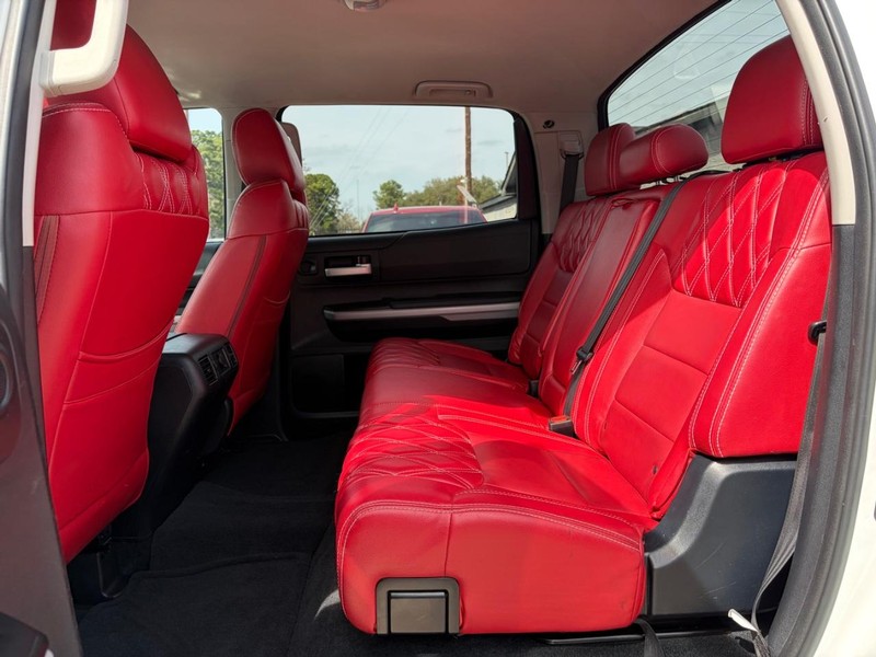 Toyota Tundra 4WD Vehicle Full-screen Gallery Image 19