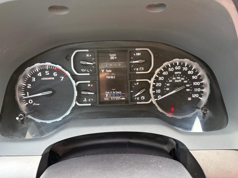 Toyota Tundra 4WD Vehicle Full-screen Gallery Image 22