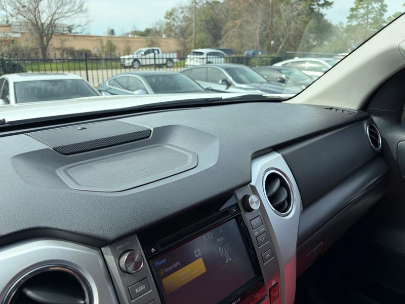 Toyota Tundra 4WD Vehicle Full-screen Gallery Image 27