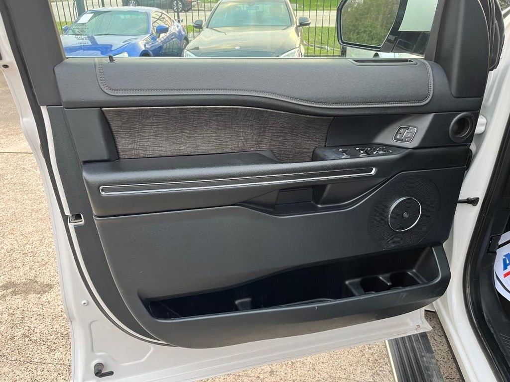 Ford Expedition Max Vehicle Full-screen Gallery Image 12