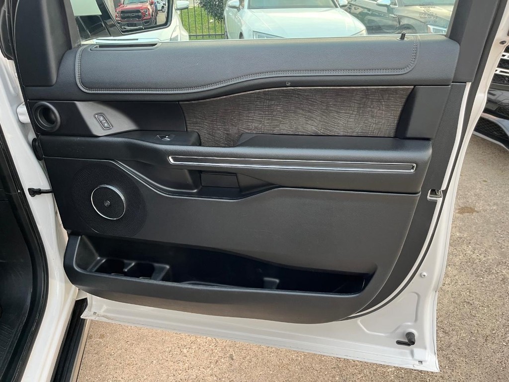 Ford Expedition Max Vehicle Full-screen Gallery Image 15