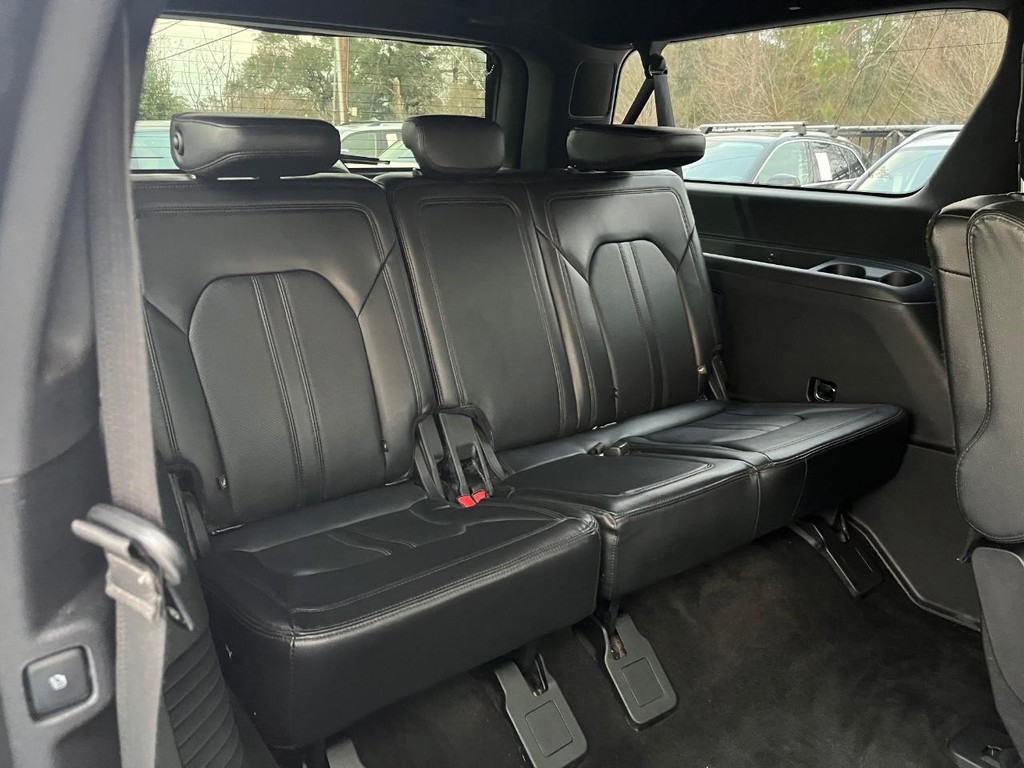 Ford Expedition Max Vehicle Full-screen Gallery Image 17