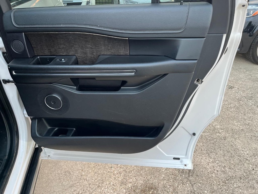 Ford Expedition Max Vehicle Full-screen Gallery Image 18