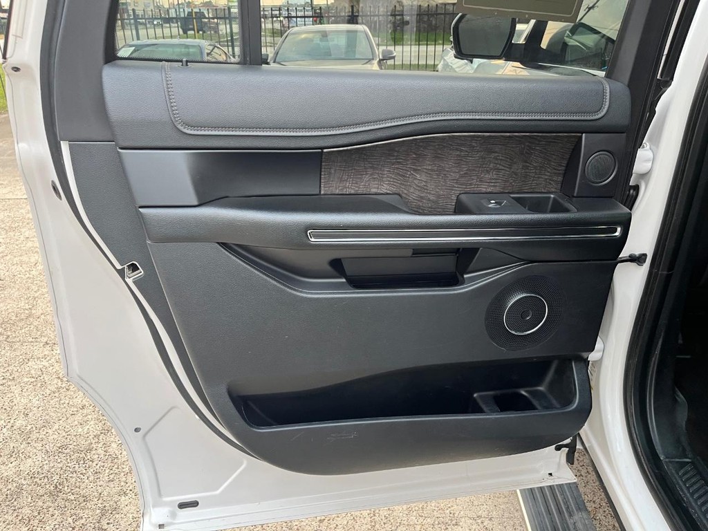 Ford Expedition Max Vehicle Full-screen Gallery Image 21