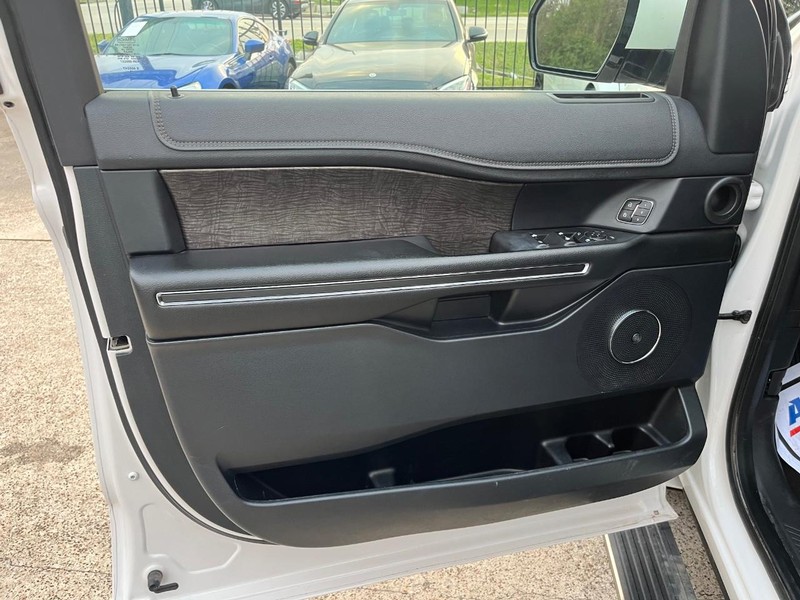 Ford Expedition Max Vehicle Full-screen Gallery Image 12