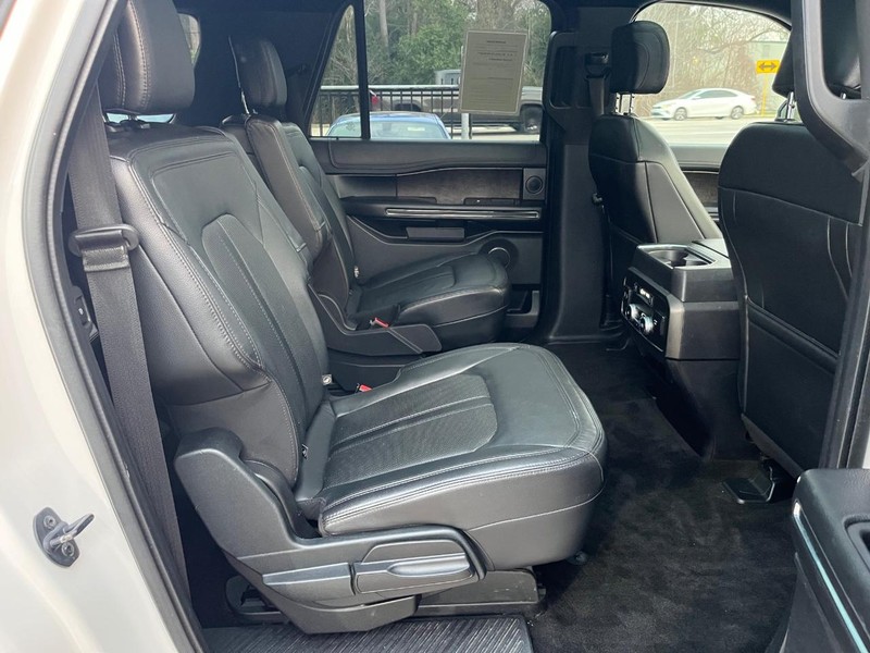 Ford Expedition Max Vehicle Full-screen Gallery Image 16